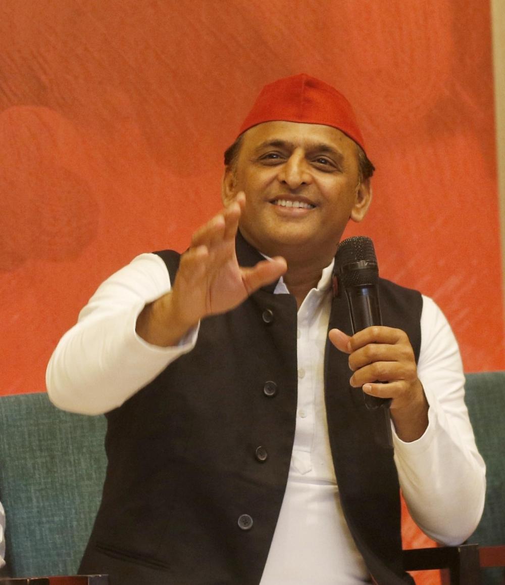 The Weekend Leader - 'Red is colour of change', Akhilesh hits back at Modi